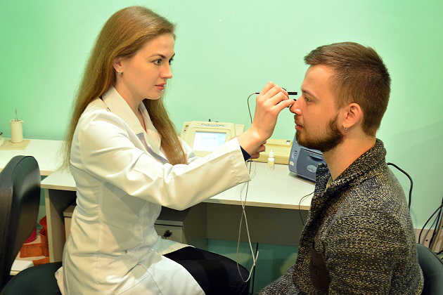 Врач Соловьева Ирина Викторовна делает измерение переднего-заднего отрезка глаза .