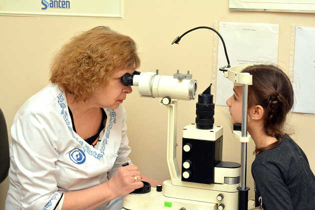 Врач Тырловая Елена Ивановна осматривает пациента .